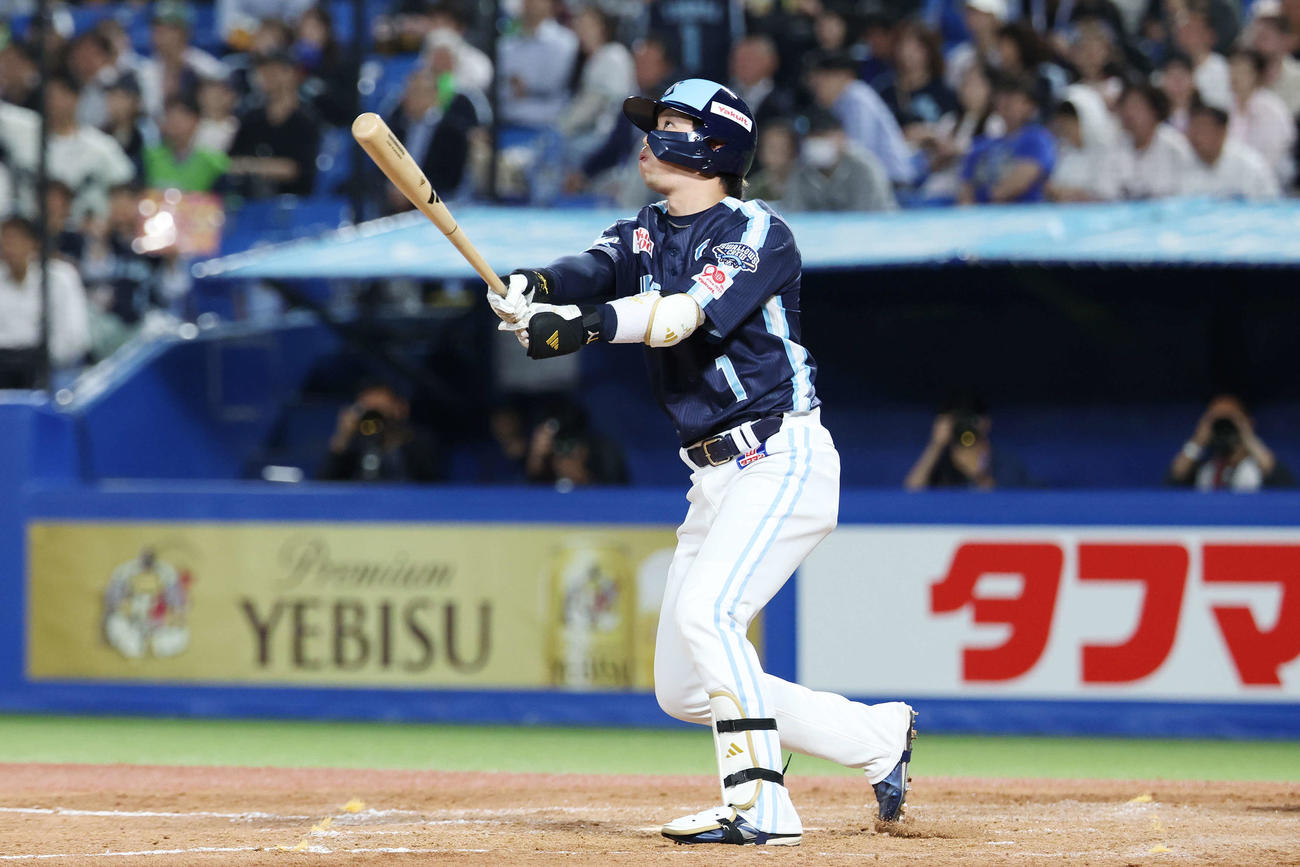 左越えソロ本塁打を放つ山田（撮影・宮地輝）