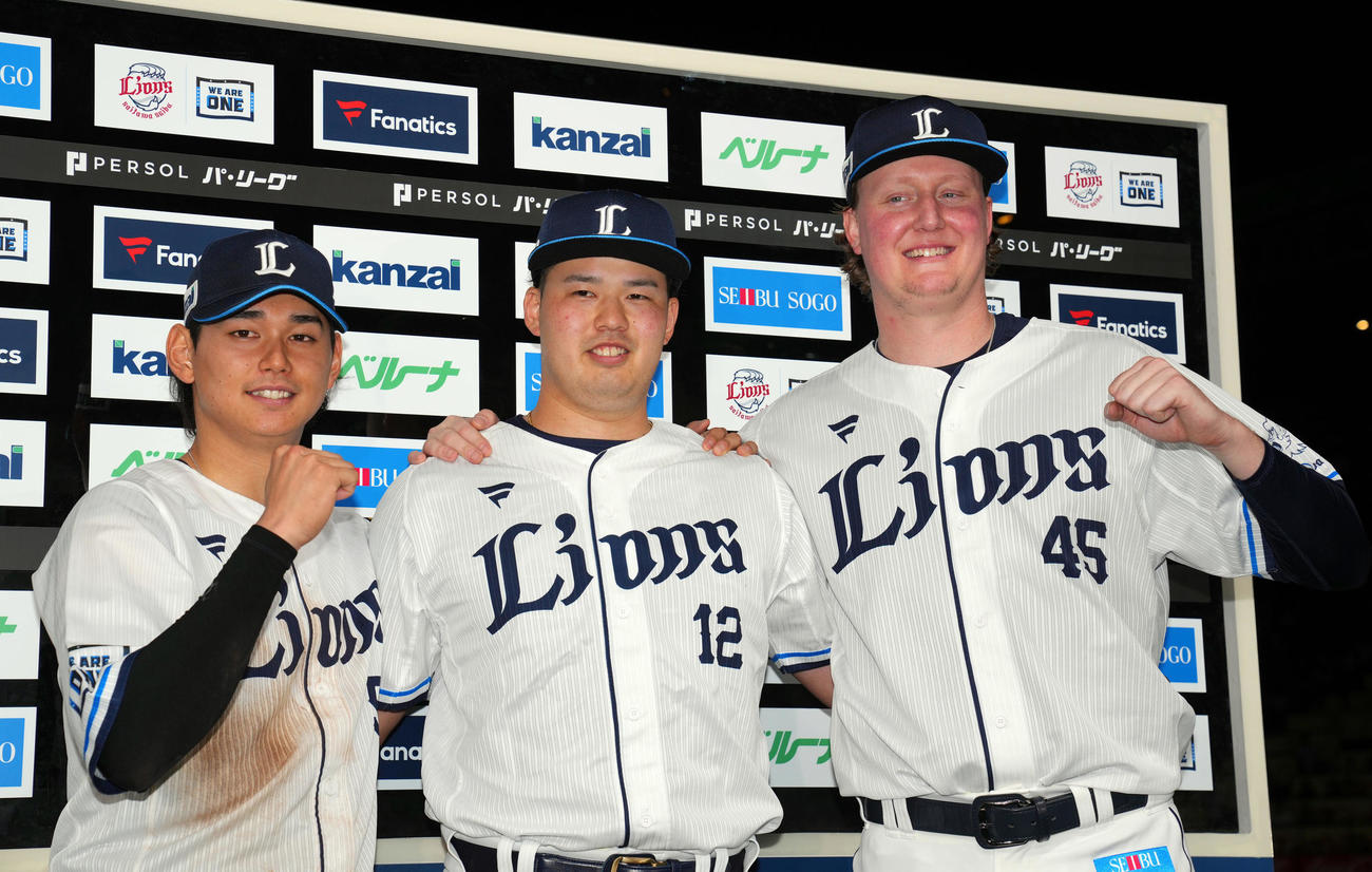 西武対オリックス　ヒーローインタビュー後、記念撮影に納まる、左から西川、渡辺、ウィンゲンター（撮影・狩俣裕三）
