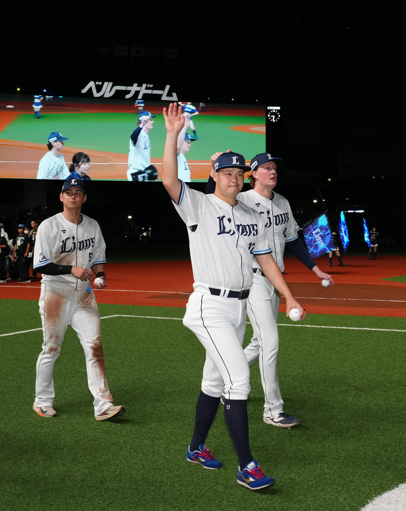 西武対オリックス　ヒーローインタビュー後、ファンの声援に応える西武先発の渡辺（中央）。左は西川、右はウィンゲンター（撮影・狩俣裕三）