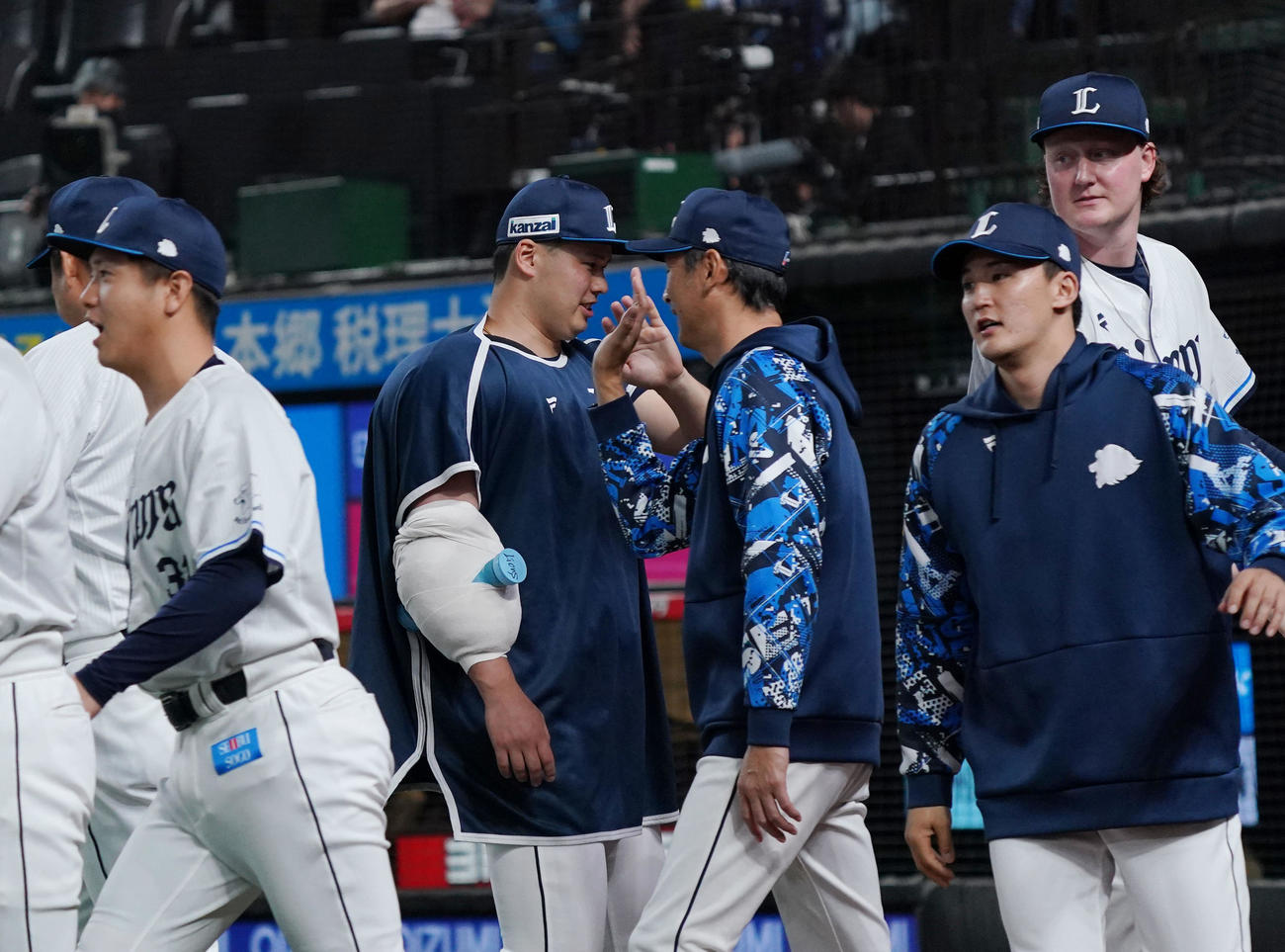 西武対オリックス　試合後、西口監督（中央右）とタッチを交わす渡辺（撮影・狩俣裕三）