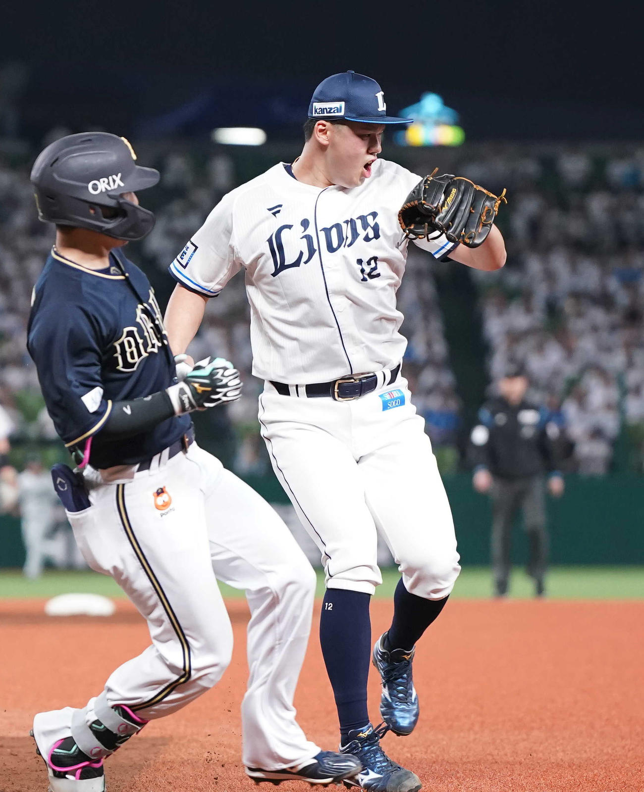 西武対オリックス　4回表オリックス無死、西川（左）の一ゴロでベースカバーで入り、ネビンの好送球を受けアウトにした西武先発の渡辺は、ほえる（撮影・狩俣裕三）