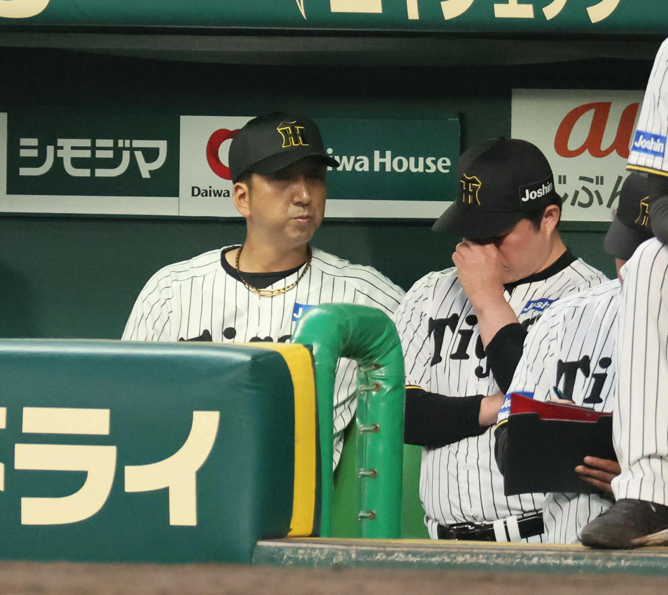 阪神対広島　5回、ベンチで厳しい表情の藤川監督（左）と安藤コーチ（撮影・宮崎幸一）