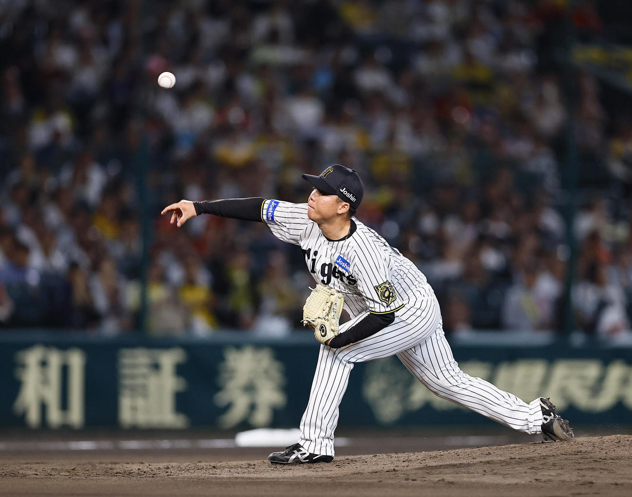 阪神対広島　6回表広島1死、末包に64キロのスローボールを投げる村上（撮影・藤尾明華）