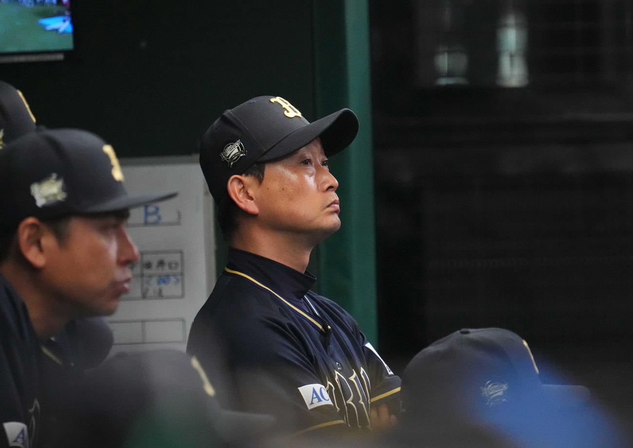 西武対オリックス　2回裏、ぶぜんとした表情を見せるオリックス岸田監督（撮影・狩俣裕三）