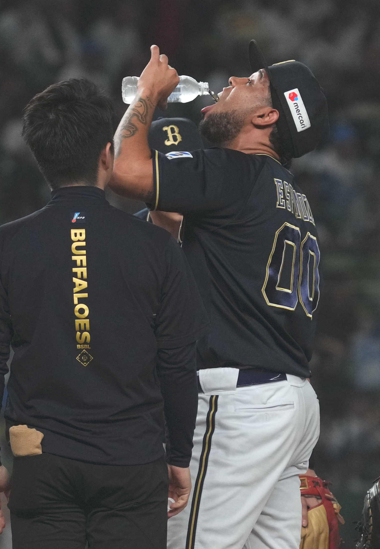 西武対オリックス　2回裏、追加点を許し、マウンドで水を飲むオリックス先発のエスピノーザ（撮影・狩俣裕三）