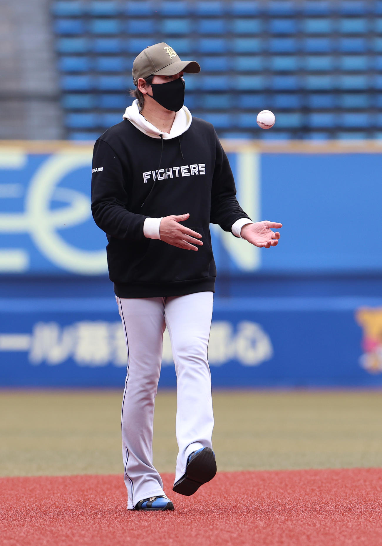 ロッテ対日本ハム　試合前、ボールを手に練習を見守る日本ハム新庄監督（撮影・水谷安孝）
