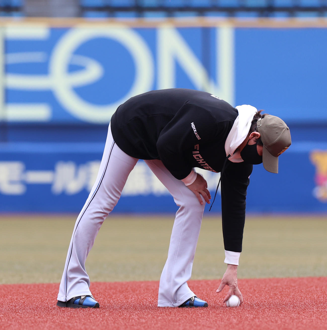 ロッテ対日本ハム　試合前、ボールを拾い上げる日本ハム新庄監督（撮影・水谷安孝）