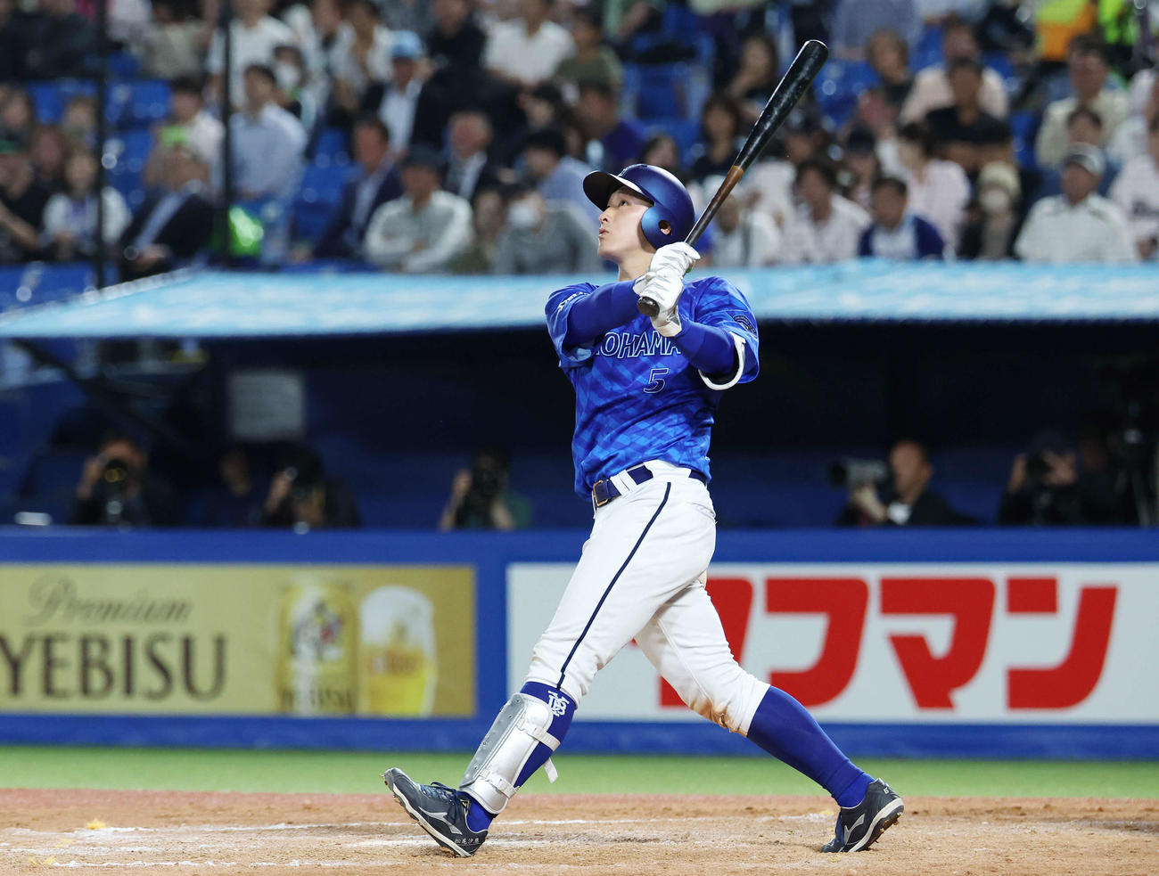 ヤクルト対DeNA 8回表DeNA1死、左越えソロ本塁打を放つ松尾（撮影・宮地輝）