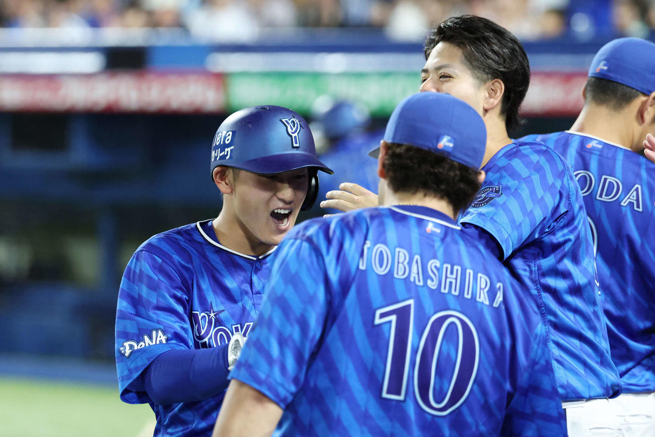 ヤクルト対DeNA 8回表DeNA1死、左越えソロ本塁打を放ちチームメートと喜ぶ松尾（左）（撮影・宮地輝）