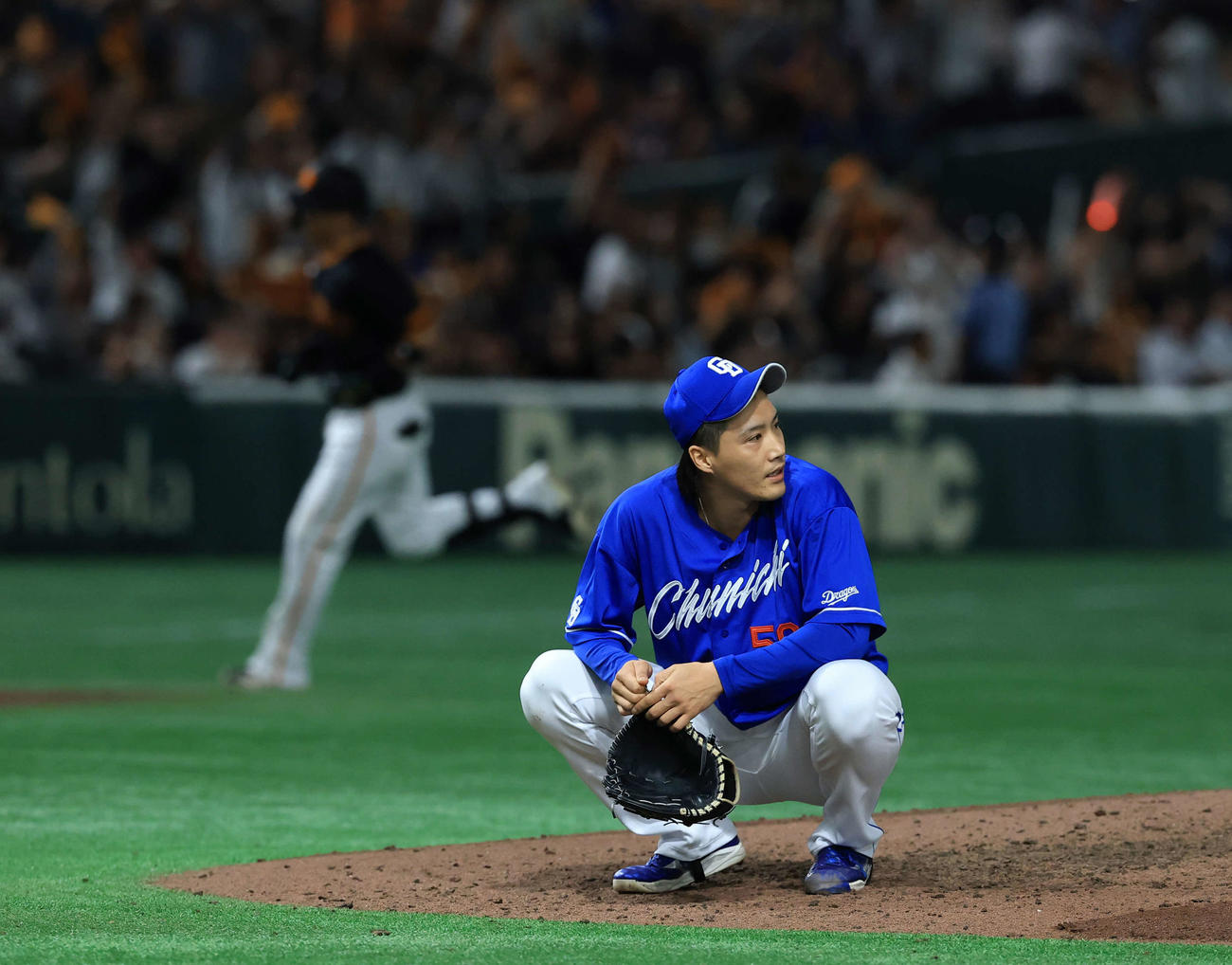 巨人対中日　8回裏巨人2死一、二塁、吉川（奥）に右越え逆転3点本塁打を許し座り込む斎藤（撮影・浅見桂子）