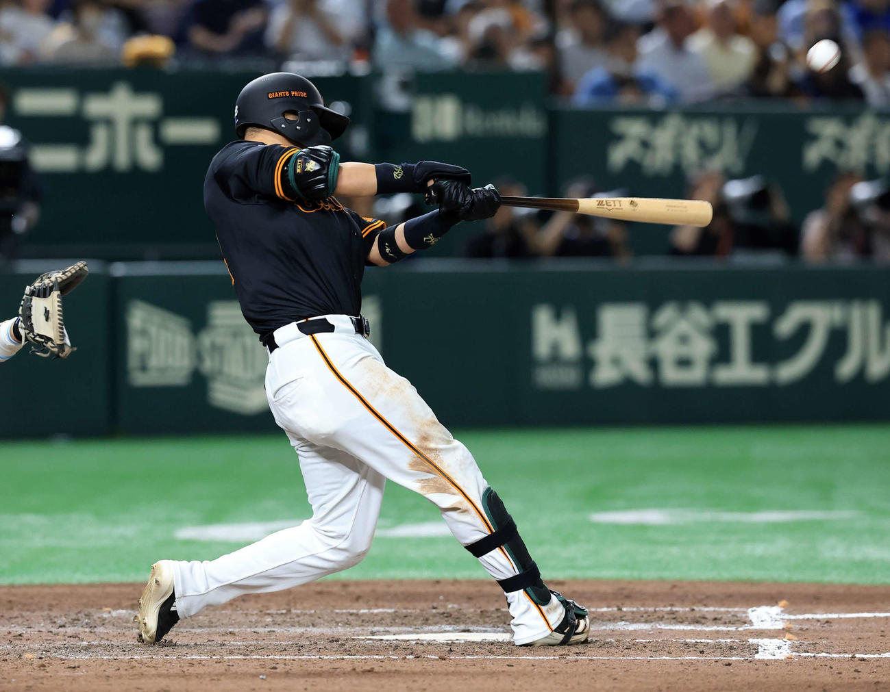 巨人対中日　8回裏巨人2死一、二塁、吉川は右越え逆転3点本塁打を放つ（撮影・浅見桂子）
