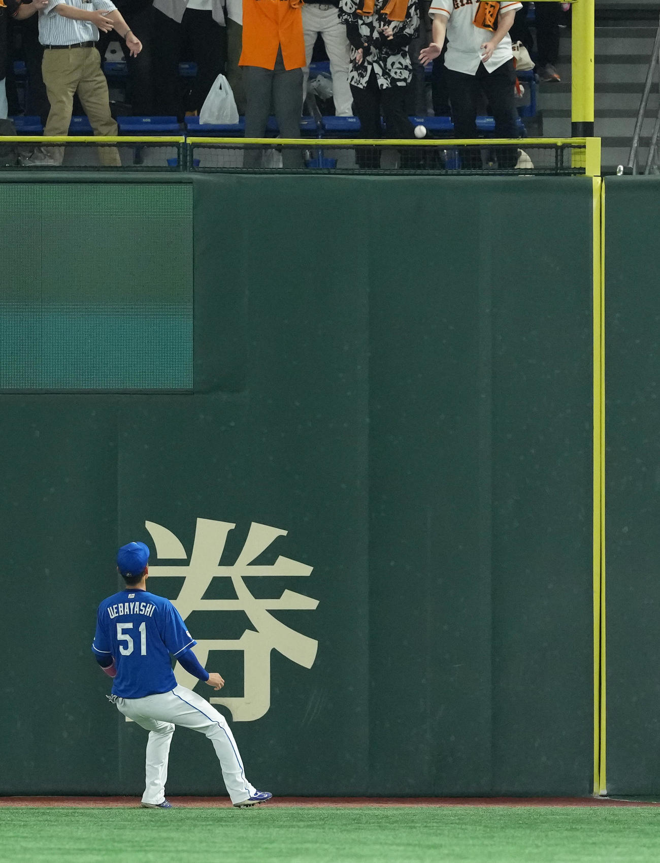 巨人対中日　8回裏巨人2死一、二塁、吉川は逆転3点本塁打の着弾点。右翼手上林（撮影・足立雅史）