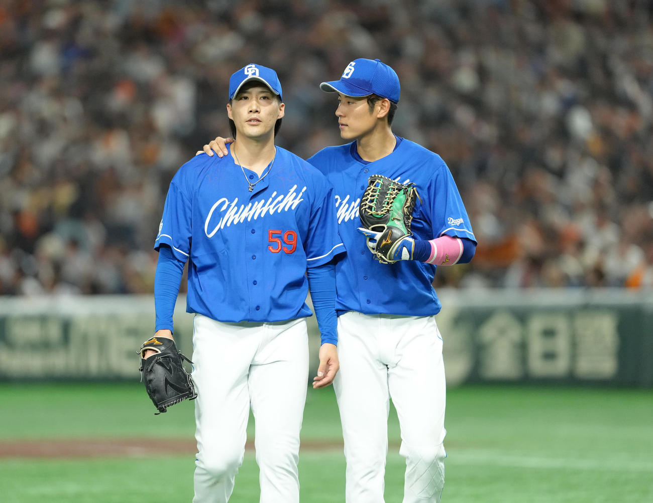 巨人対中日　8回裏巨人に逆転を許した中日斎藤（左）に寄り添う上林（撮影・足立雅史）