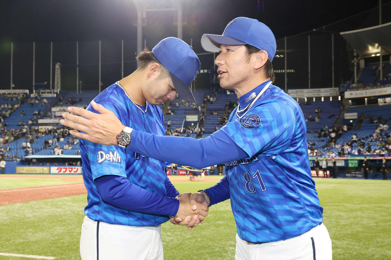 ヤクルト対DeNA　プロ初勝利を挙げたDeNA宮城（左）は三浦監督と握手を交わす（撮影・宮地輝）