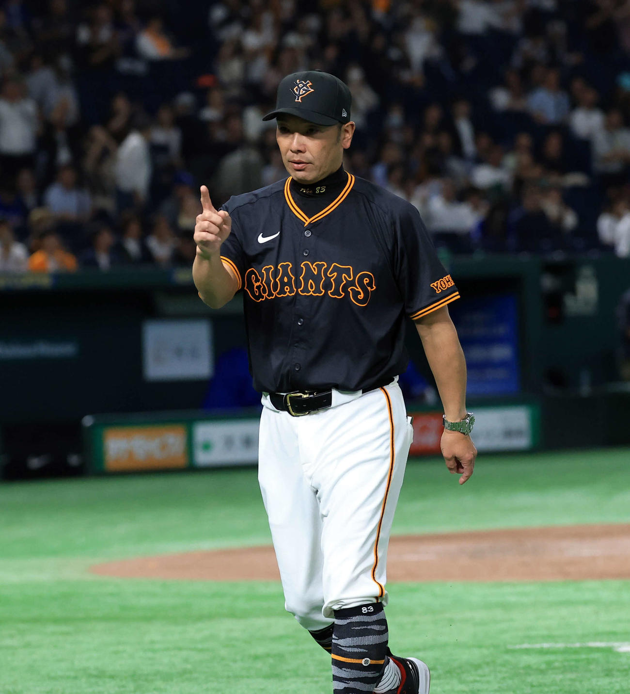巨人対中日　連敗を4で止め、指さす巨人阿部監督（撮影・浅見桂子）