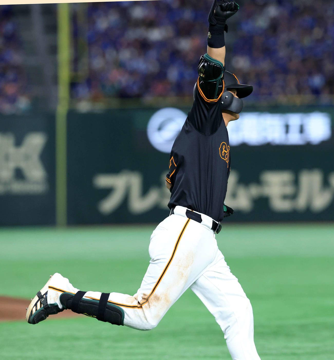 巨人対中日　8回裏巨人2死一、二塁、吉川は右越え逆転3点本塁打を放ちガッツポーズで一塁を回る（撮影・浅見桂子）