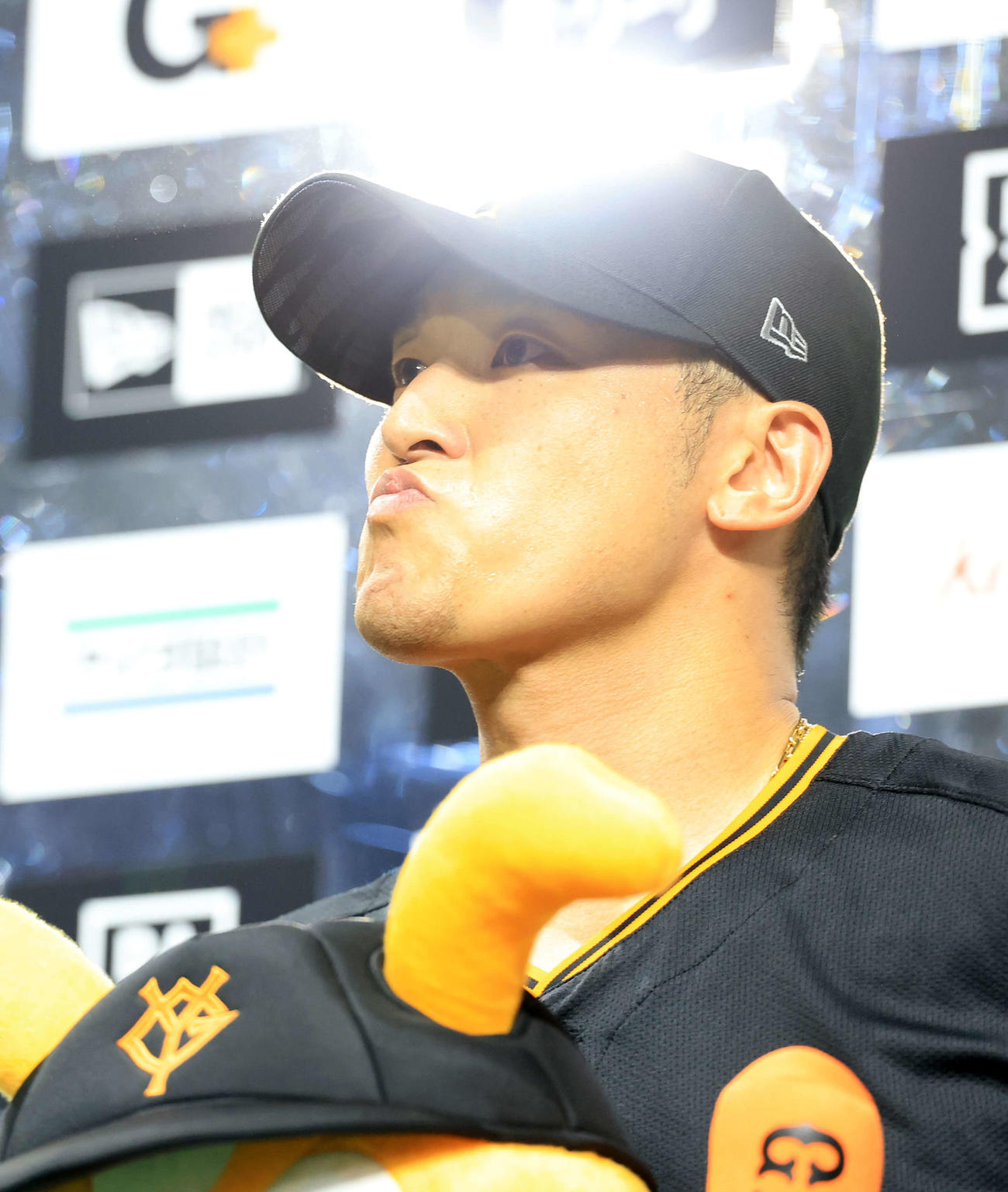 巨人対中日　ヒーローインタビュー中、感極まる巨人吉川（撮影・浅見桂子）
