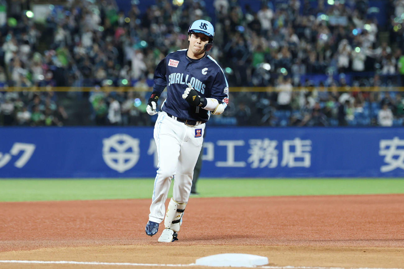 ヤクルト対DeNA 4回裏ヤクルト1死、左越えソロ本塁打を放ちダイヤモンドを回る山田（撮影・宮地輝）