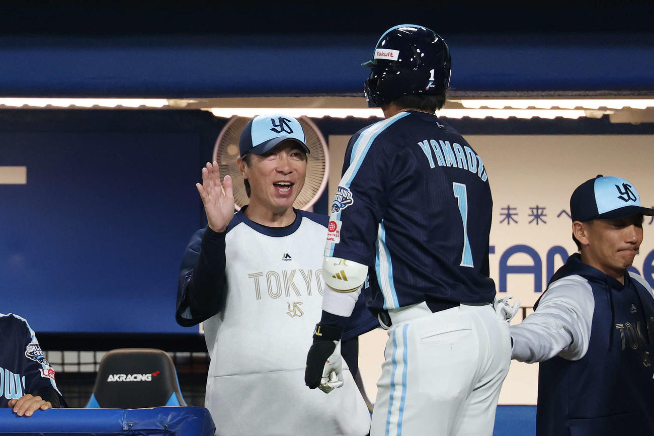 ヤクルト対DeNA 4回裏ヤクルト1死、左越えソロ本塁打を放った山田（手前）を笑顔で迎える高津監督（撮影・宮地輝）