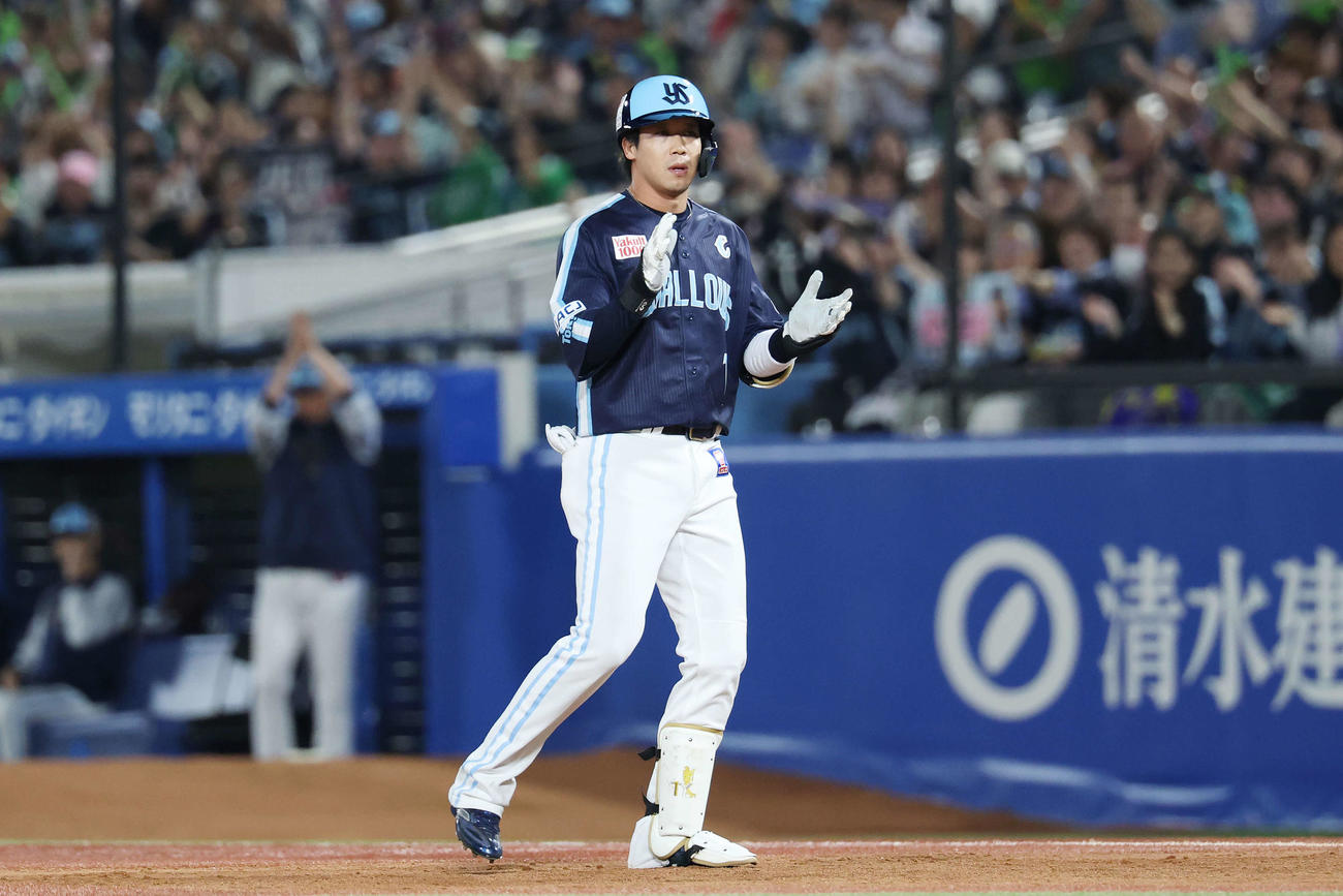 ヤクルト対DeNA 6回裏ヤクルト1死二、三塁、右2点適時打を放った山田（撮影・宮地輝）