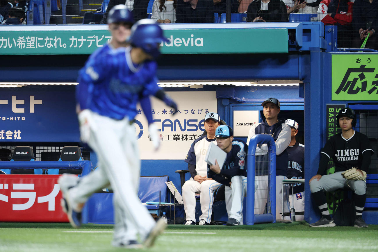 ヤクルト対DeNA 8回表DeNA1死二塁、オースティンに左中間へ2点本塁打を浴び厳しい表情の高津監督（左）（撮影・宮地輝）