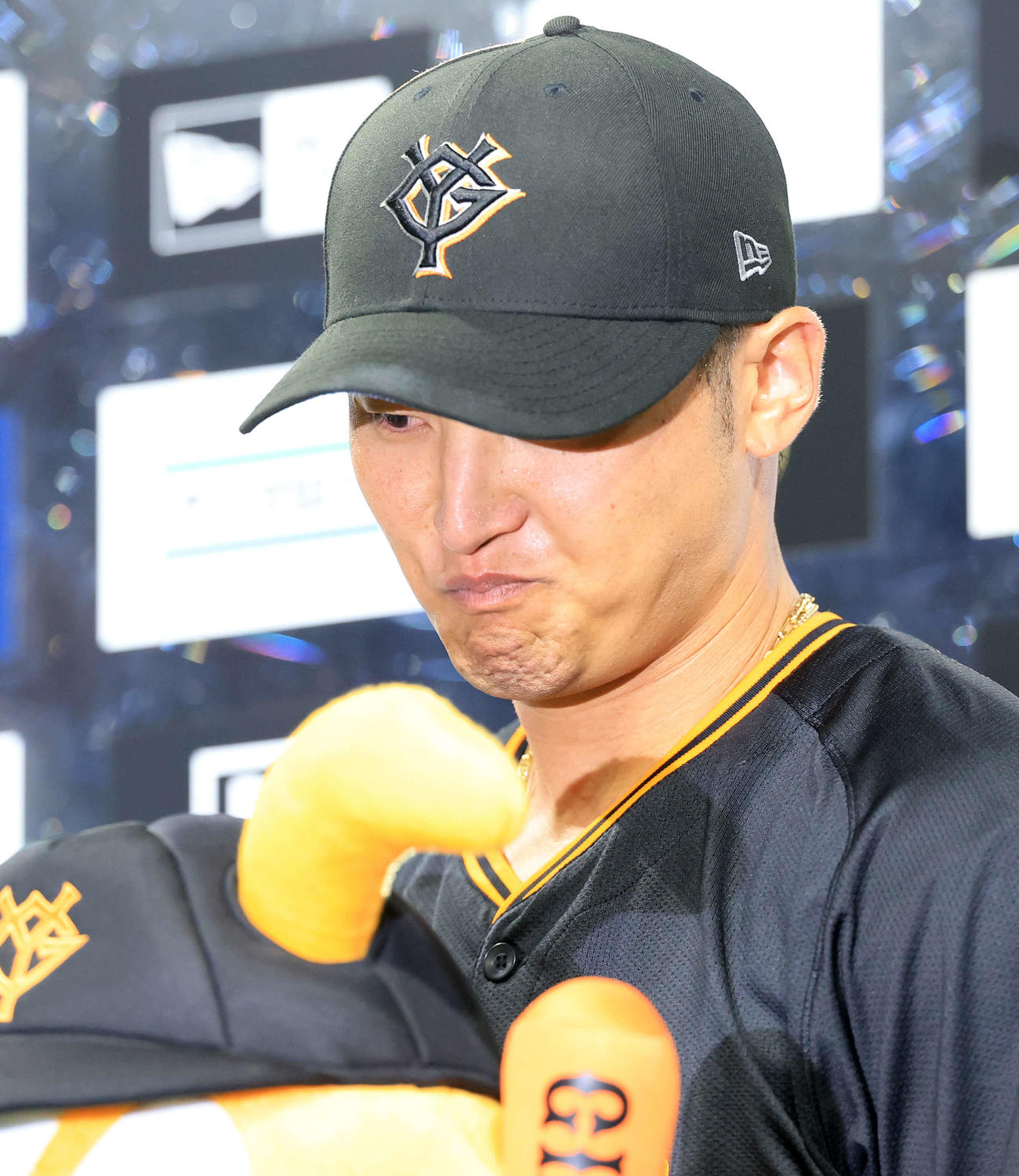 巨人対中日　ヒーローインタビュー中、感極まる巨人吉川（撮影・浅見桂子）