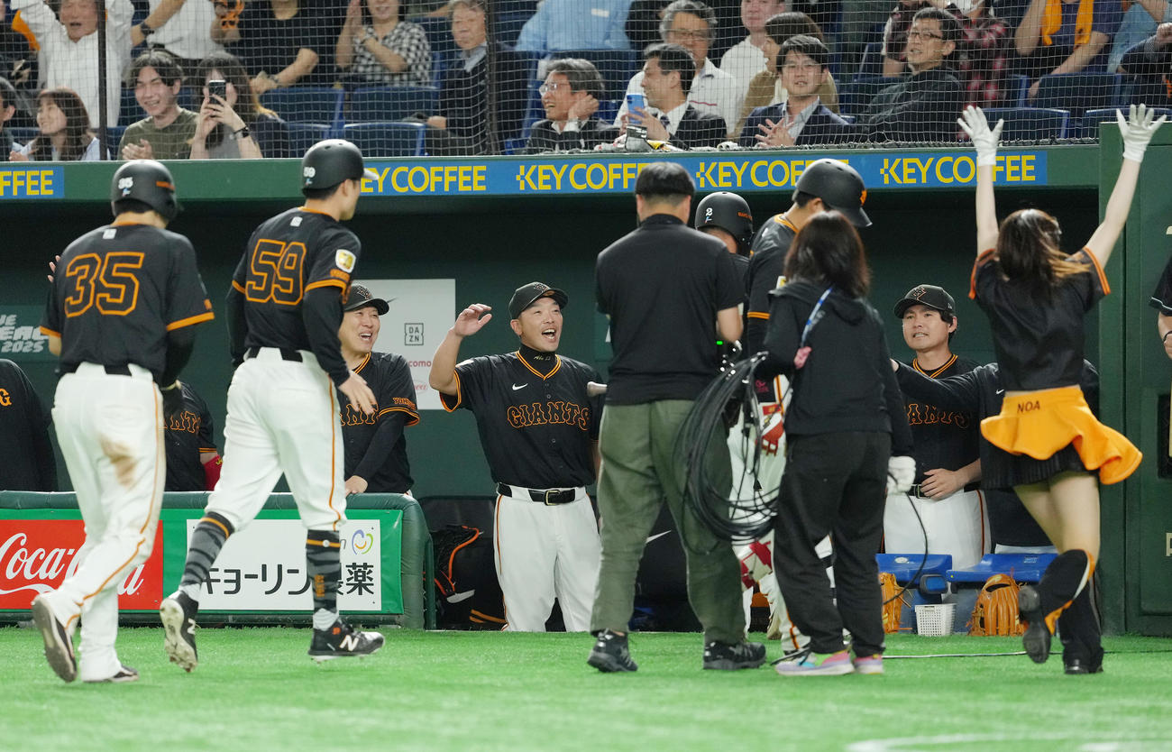 巨人対中日　8回裏巨人2死一、二塁、吉川の逆転3点本塁打に笑顔を見せる阿部監督（中央）ら（撮影・足立雅史）