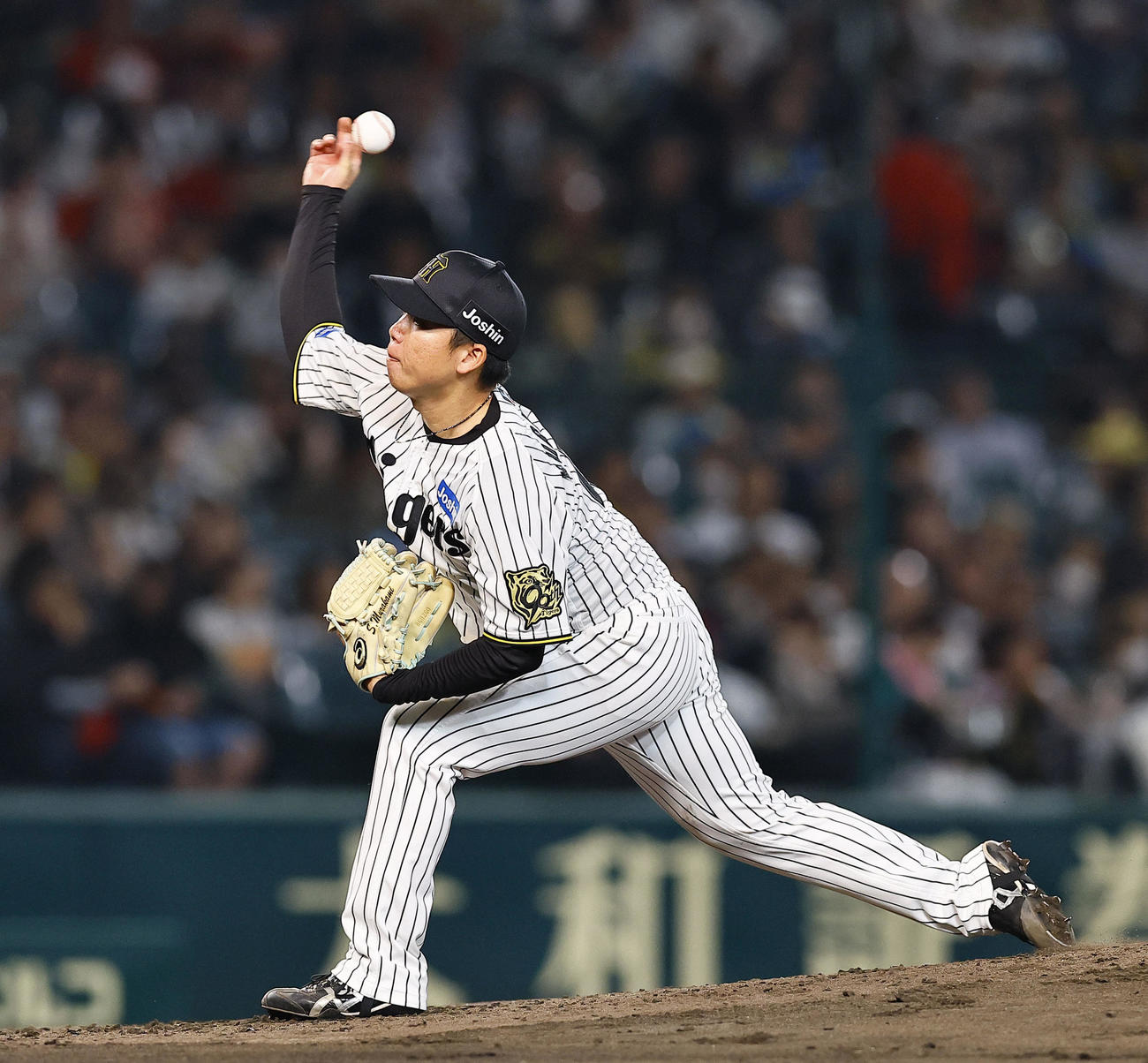 4月18日広島戦の3回、ファビアンに超スローカーブを投げる村上