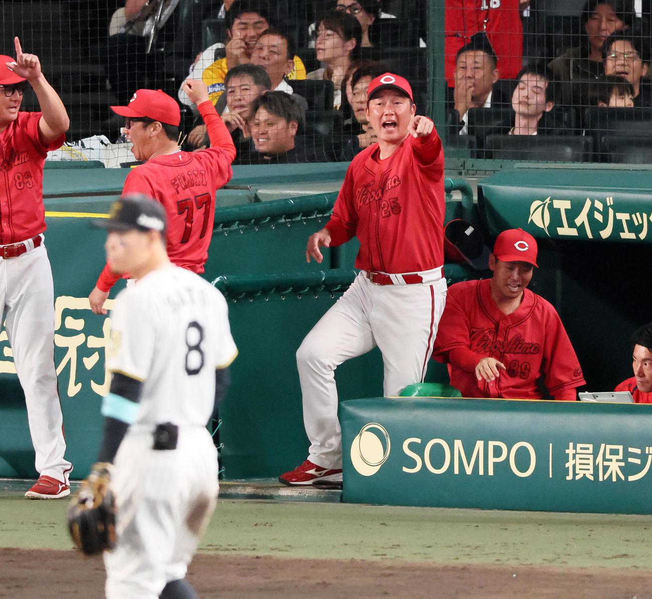 阪神対広島　9回表広島2死二塁、新井監督はモンテロの中前適時打で勝ち越しに成功しベンチで笑顔を見せる（撮影・加藤哉）