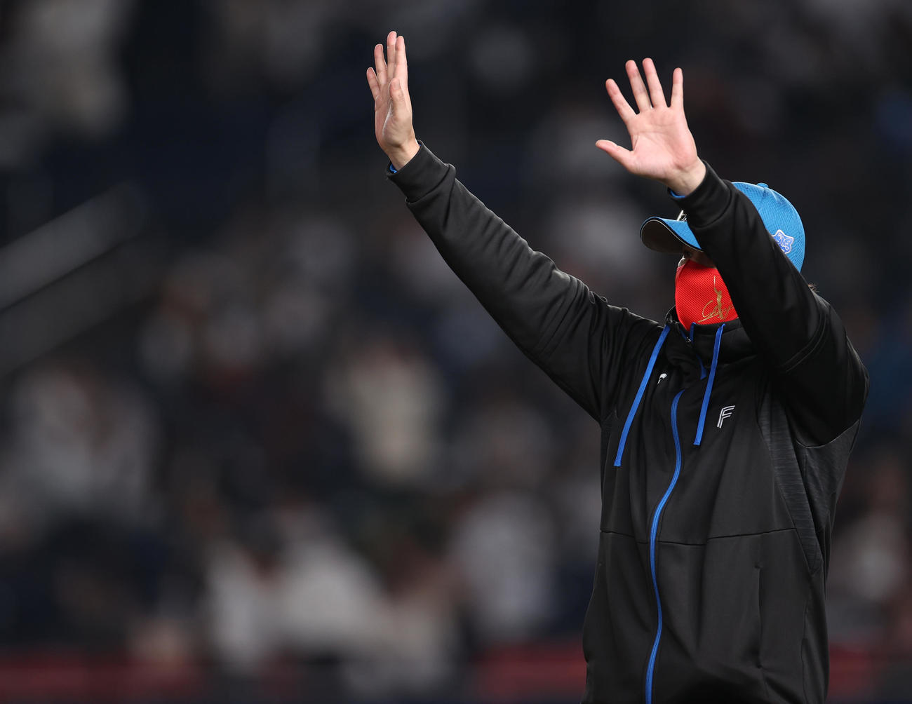 ロッテ対日本ハム　勝利を収め声援に応える日本ハム新庄監督（撮影・水谷安孝）