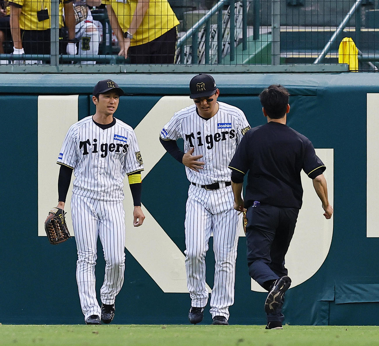 阪神対広島　1回表広島無死、秋山の右越え本塁打の打球を追って、フェンスに激突し痛がる森下（撮影・藤尾明華）