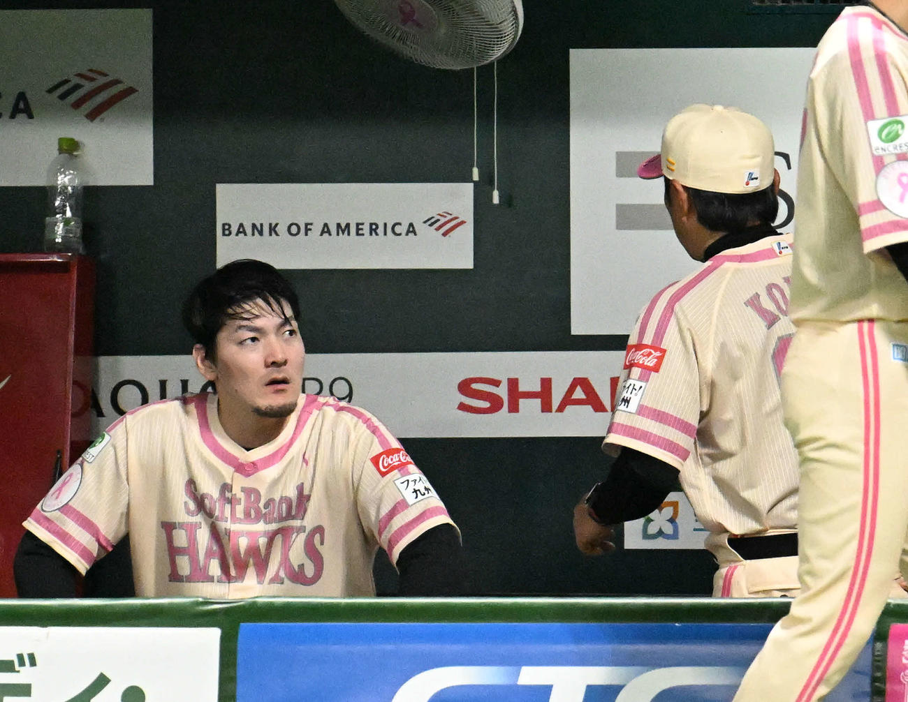 ソフトバンク対楽天　6回表終了後、ベンチで小久保監督（右）と話す有原（撮影・林敢治）