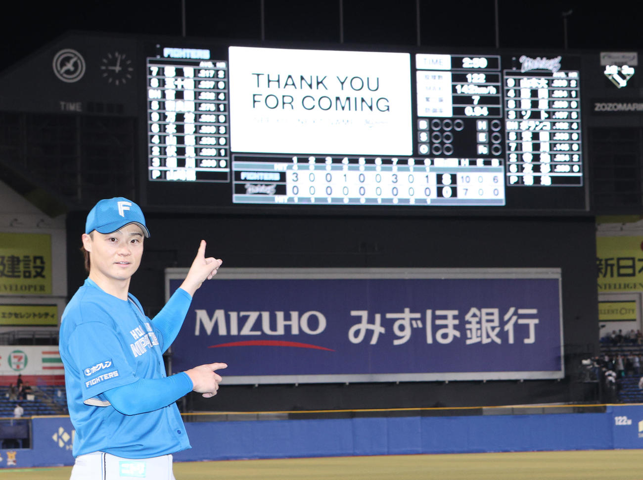 ロッテ対日本ハム　完封勝利を納めスコアボードを指さす山崎（撮影・水谷安孝）