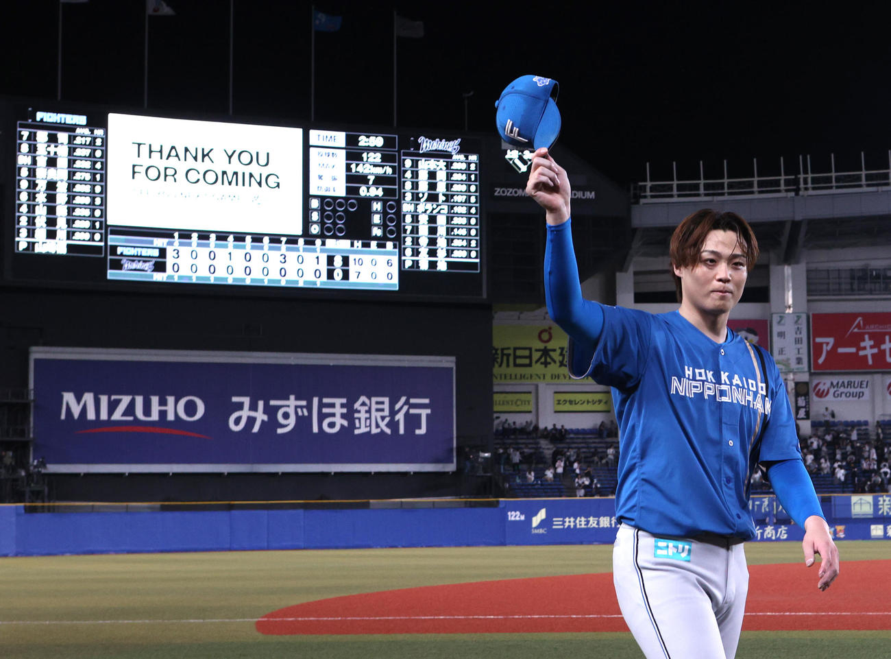 ロッテ対日本ハム　完封勝利を納め声援に応える山崎福（撮影・水谷安孝）