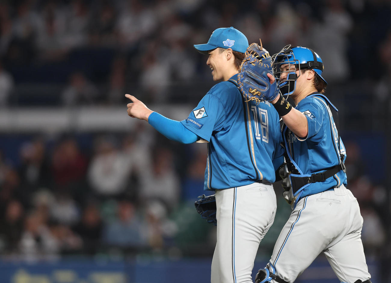ロッテ対日本ハム　完封勝利を納めナインをマウンドで出迎える山崎福（撮影・水谷安孝）