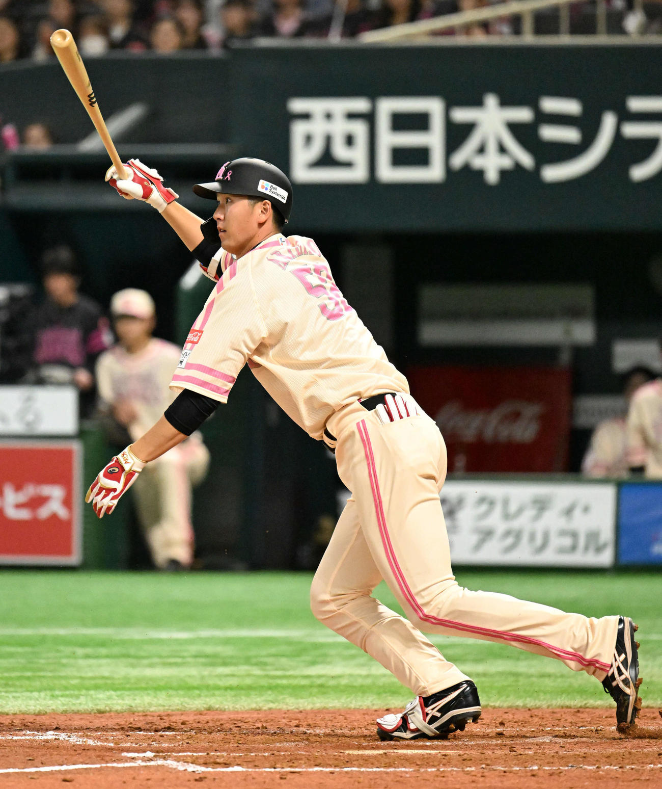 ソフトバンク対楽天　4回裏ソフトバンク無死一塁、秋広は内野安打を放つ（撮影・林敢治）