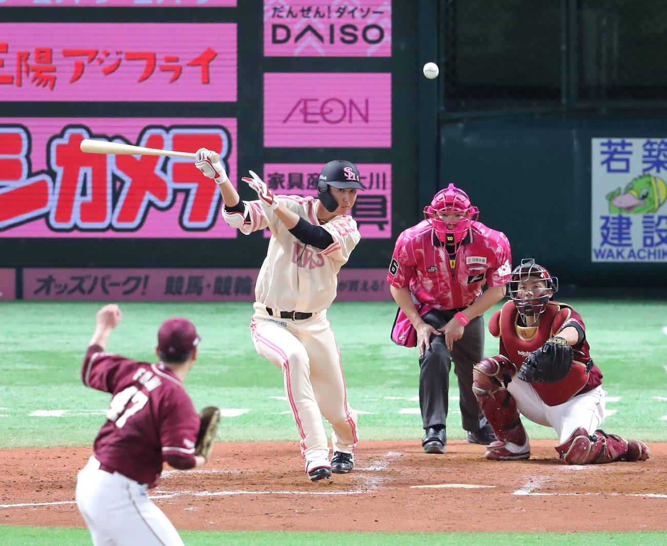 ソフトバンク対楽天　4回裏ソフトバンク無死一塁、秋広は投内野安打を放つ（撮影・梅根麻紀）