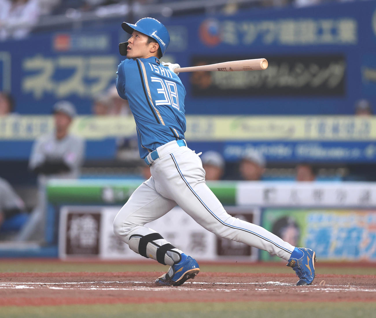 ロッテ対日本ハム　1回表日本ハム1死満塁、犠飛を打ち上げる石井（撮影・水谷安孝）