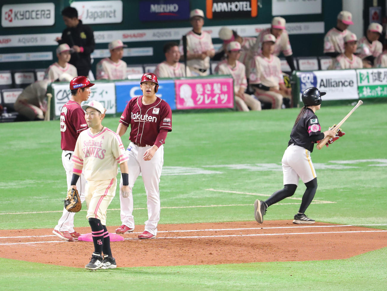 ソフトバンク対楽天　3回表楽天2死一塁、浅村は四球を選び一塁へ歩く（撮影・梅根麻紀）