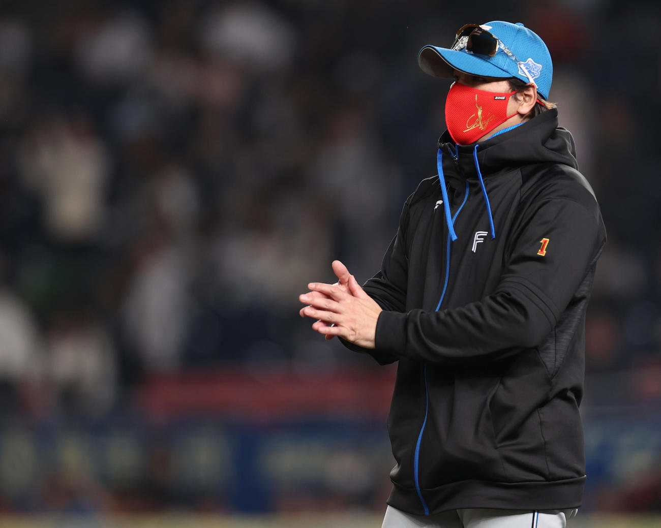 ロッテ対日本ハム　勝利を収め声援に応える日本ハム新庄監督（撮影・水谷安孝）
