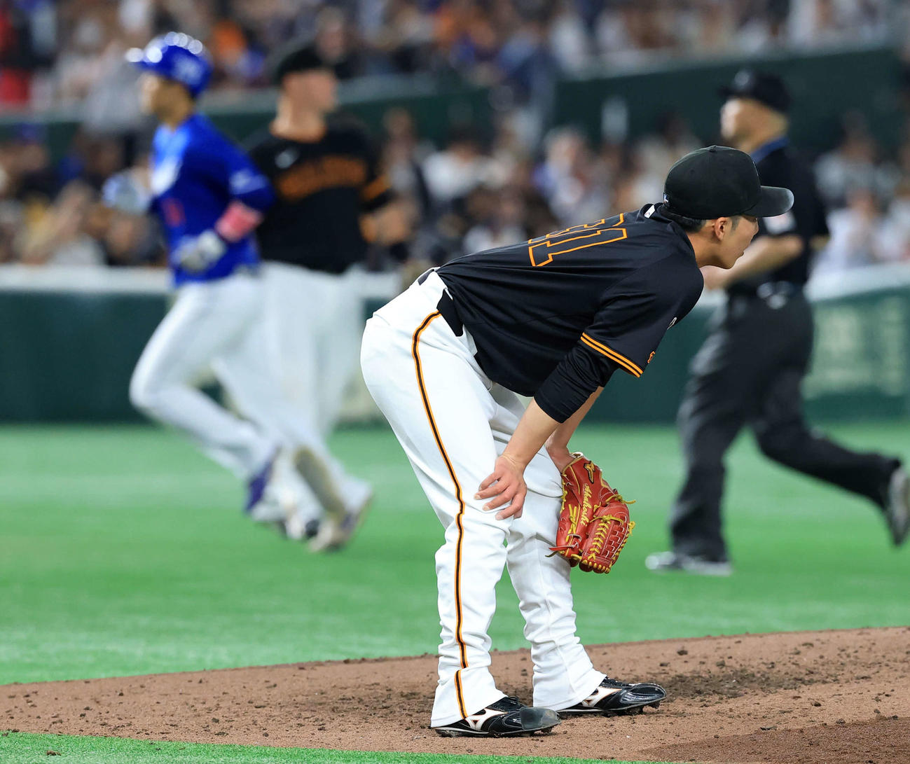巨人対中日　6回表中日1死、上林（後方）に同点ソロ本塁打を許し、がっくりの赤星（撮影・浅見桂子）