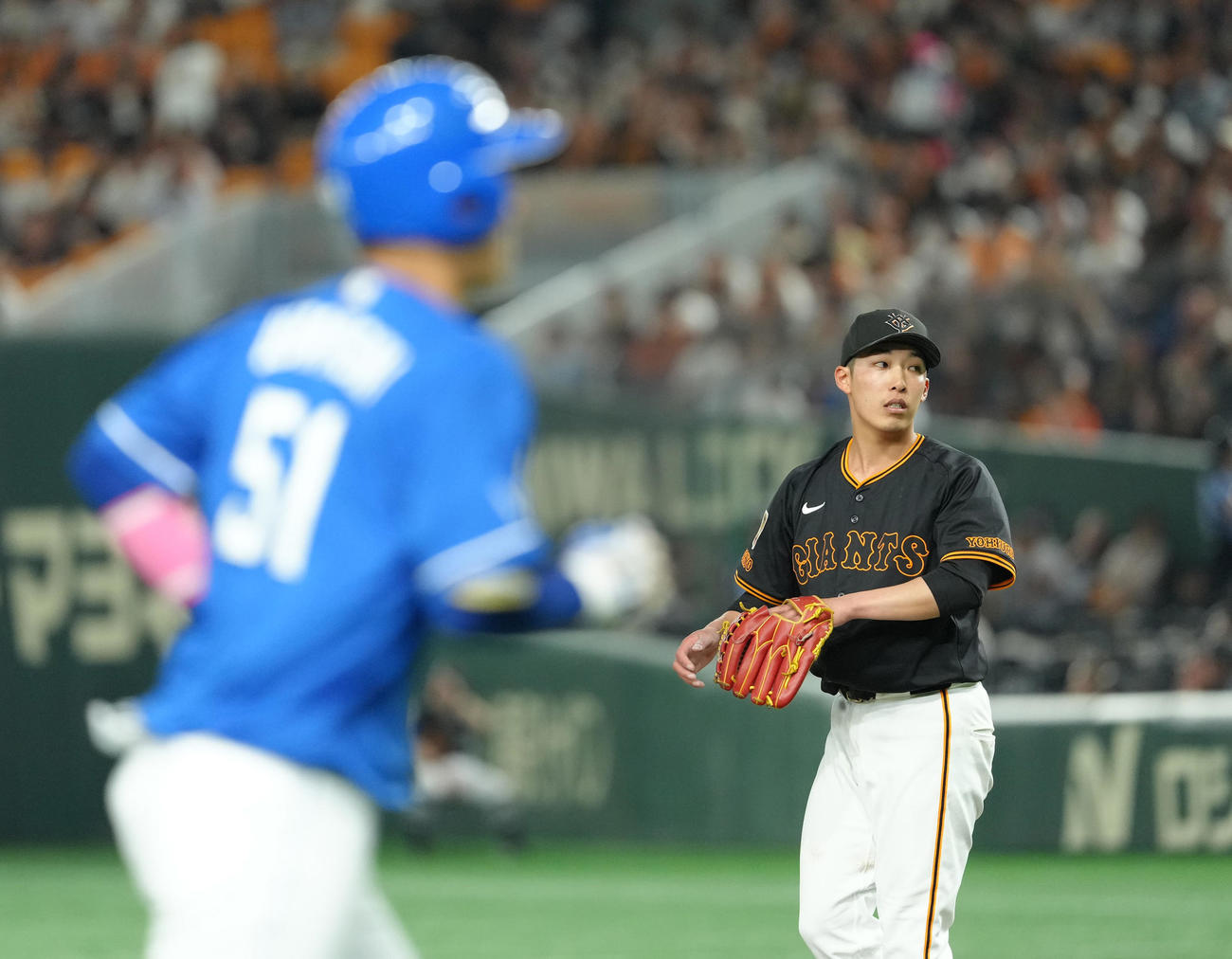 巨人対中日　6回表中日1死、上林（手前）にソロ本塁打を浴びた赤星（撮影・足立雅史）