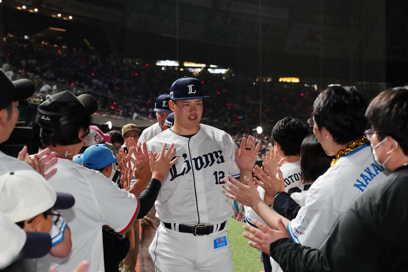 西武対オリックス　ヒーローインタビュー後、ファンとタッチを交わす西武先発の渡辺（撮影・狩俣裕三）