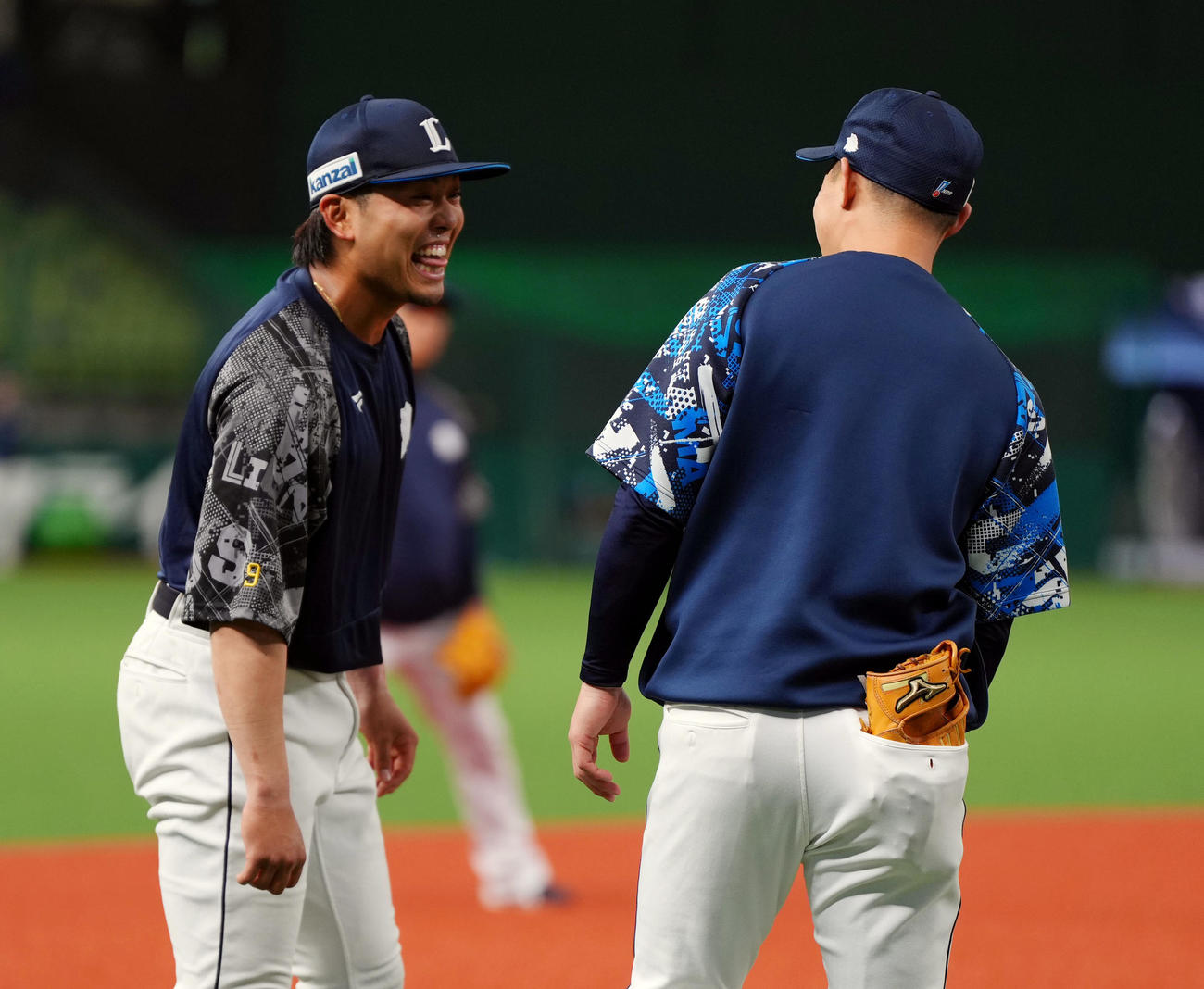 西武対オリックス　1軍に合流し、熊代コーチ（右）と談笑する蛭間（撮影・狩俣裕三）