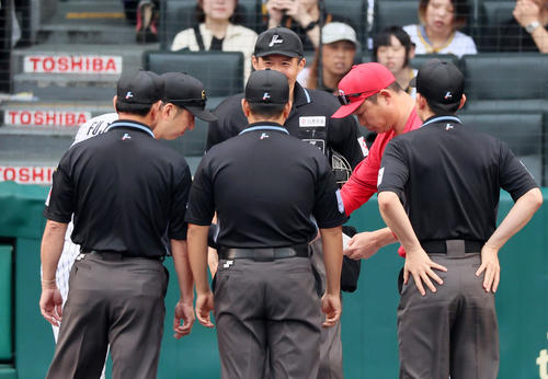 阪神】“遺恨”は続く？ 藤川監督は顔を上げて新井監督を見るも…また視線