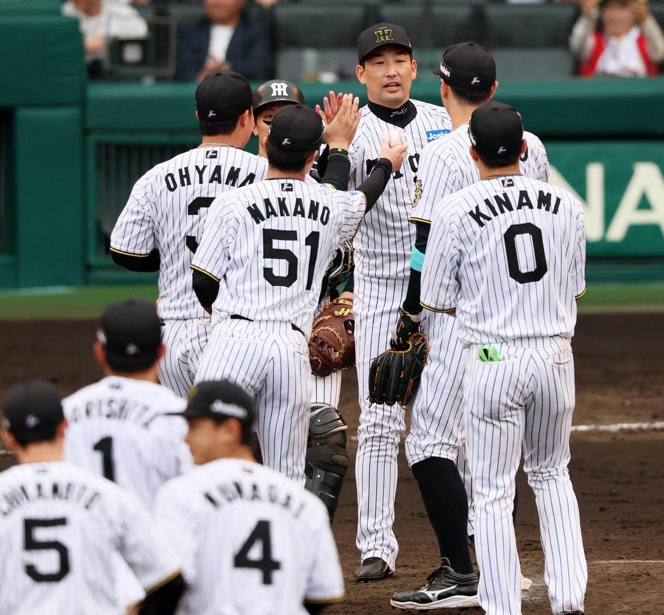 阪神対広島　9回表広島2死一塁、岩崎は末包を二飛に仕留めナインとタッチする（撮影・加藤哉）