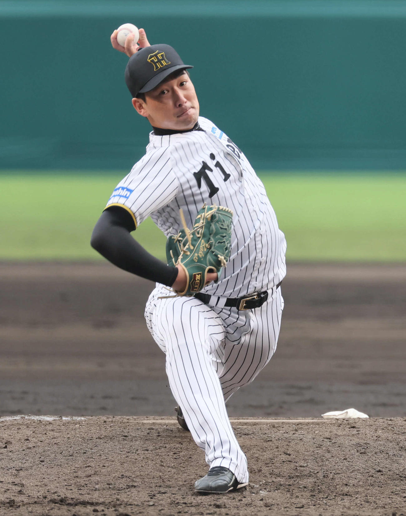 阪神対広島　9回表広島2死一塁、岩崎は通算100セーブを達成する（撮影・宮崎幸一）