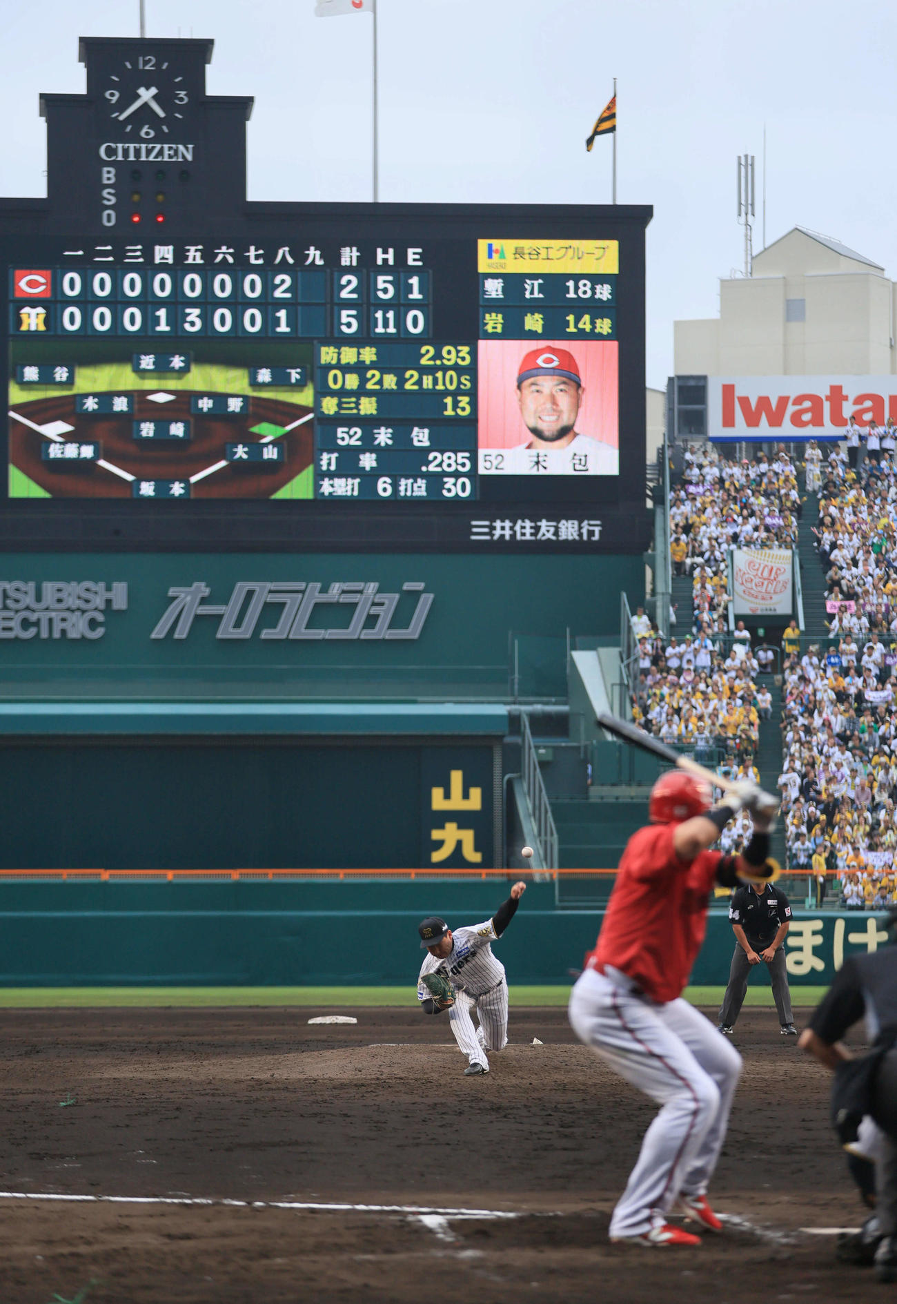 阪神対広島　9回表広島2死一塁、岩崎は末包を二飛に打ち取り、通算100セーブを達成する（撮影・宮崎幸一）
