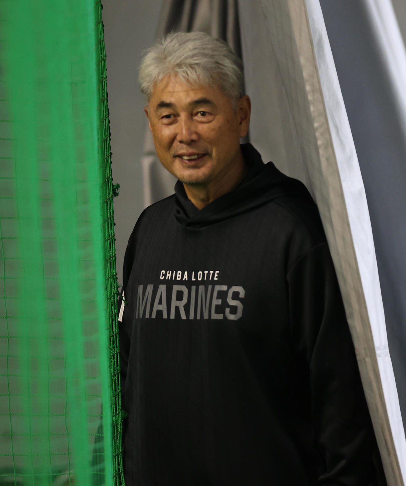 ロッテ対日本ハム　試合前、室内練習場に笑顔で現れたロッテ吉井監督（撮影・水谷安孝）