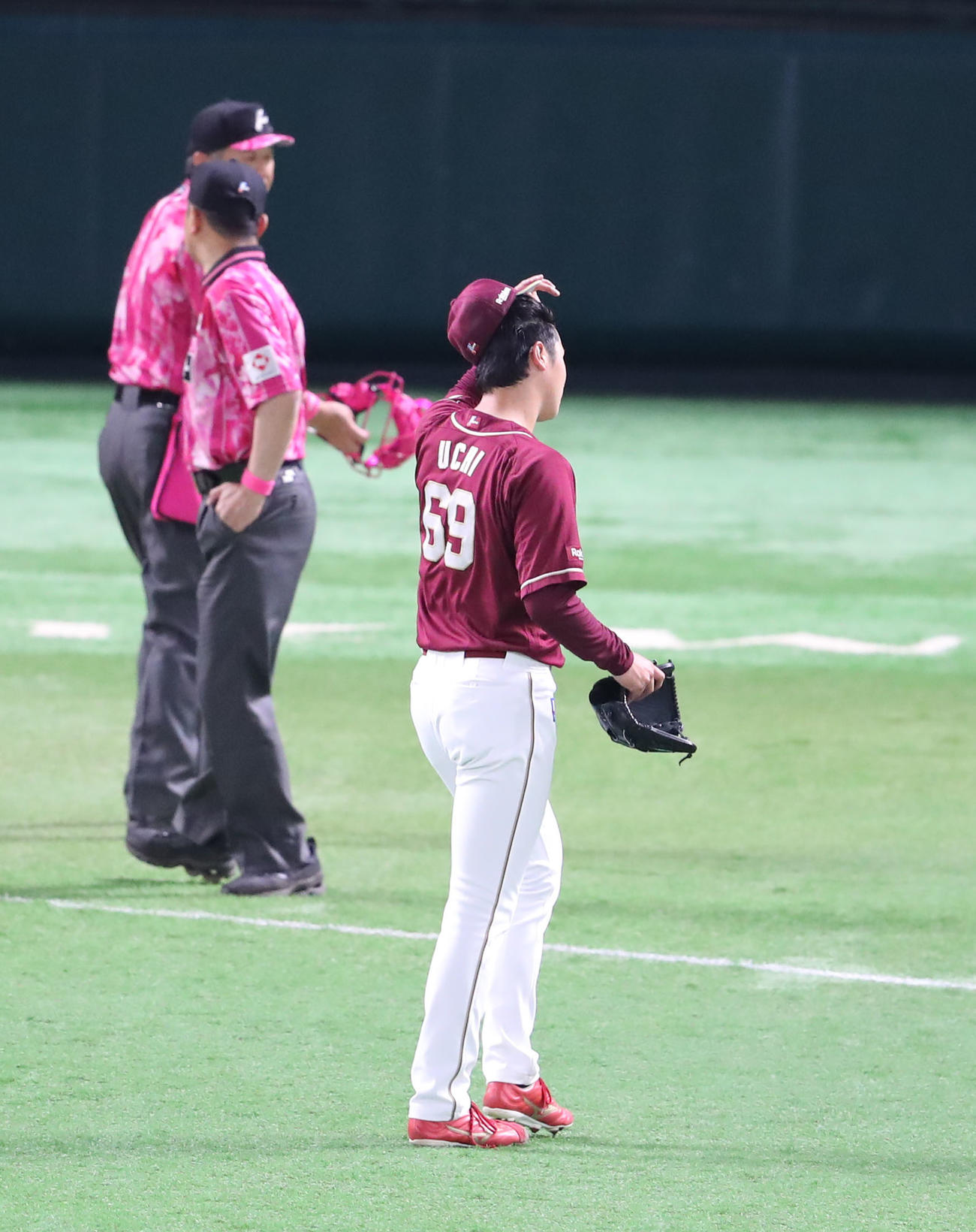 ソフトバンク対楽天　2回裏ソフトバンク2死、嶺井の死球について話し合う審判、危険球と判定され先発の内は退場（撮影・梅根麻紀）